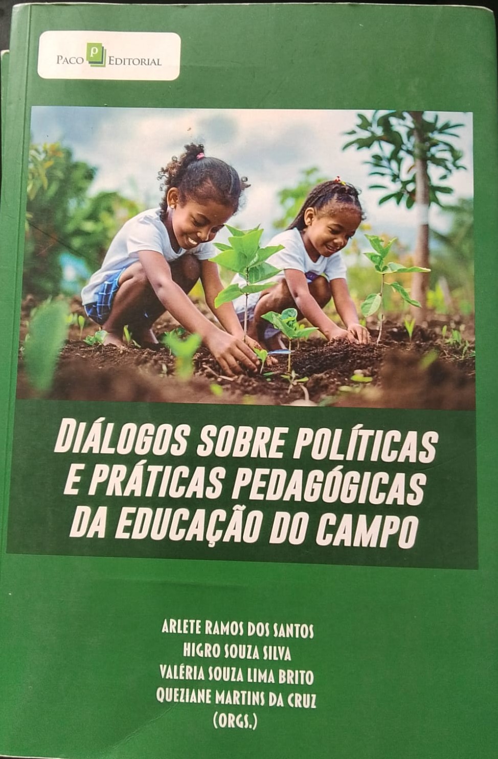 Capa de DIÁLOGO SOBRE POLÍTICAS E PRÁTICAS  PEDAGÓGICAS DA EDUCAÇÃO DO CAMPO